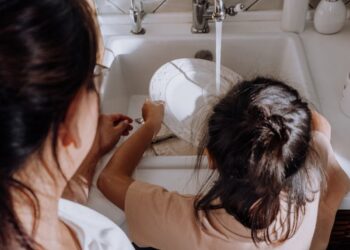 Meehelpen in het huishouden stimuleert de zelfstandigheid en ontwikkeling van je kind. Ontdek waarom dit zo belangrijk is!