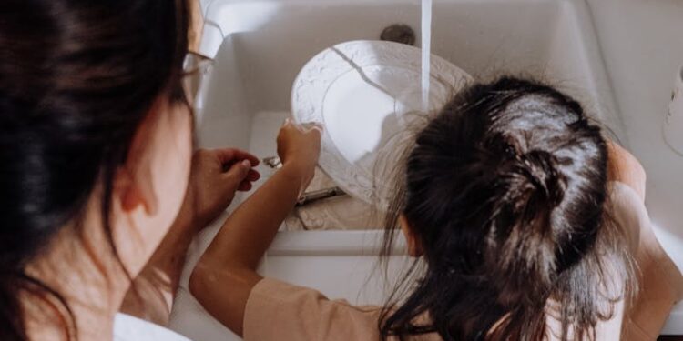 Meehelpen in het huishouden stimuleert de zelfstandigheid en ontwikkeling van je kind. Ontdek waarom dit zo belangrijk is!