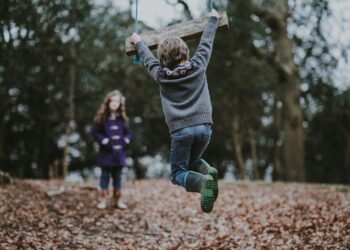 kinderen die buiten spelen