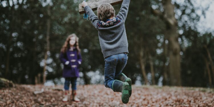 kinderen die buiten spelen